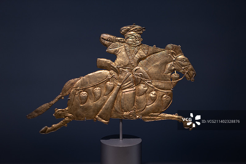 巴黎海军府卡塔尔王室阿勒萨尼收藏都兰县热水墓群出土唐代吐谷浑骑射形金饰片图片素材