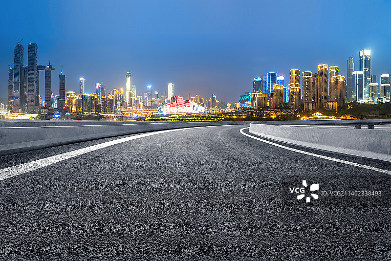 汽车广告背景图，高速公路和重庆城市天际线图片素材