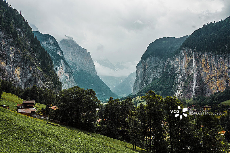 瑞士阿尔卑斯山脉中舒适的小村庄图片素材