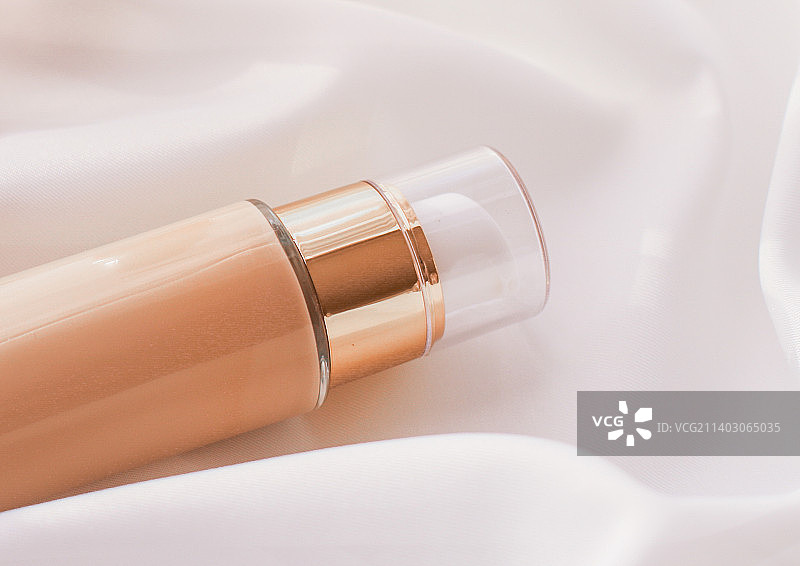 色调bb霜瓶化妆液粉底，适用于裸皮肤图片素材