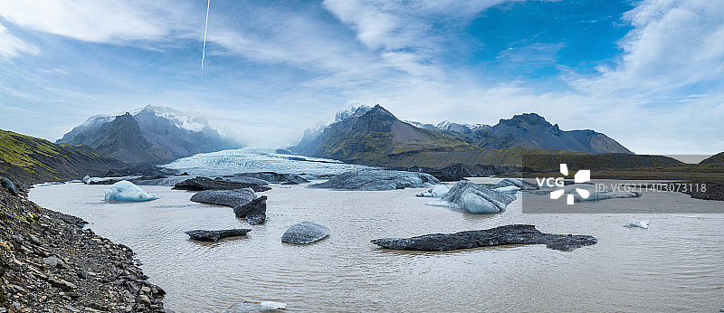 冰川舌从冰岛的瓦特纳冰盖滑落图片素材