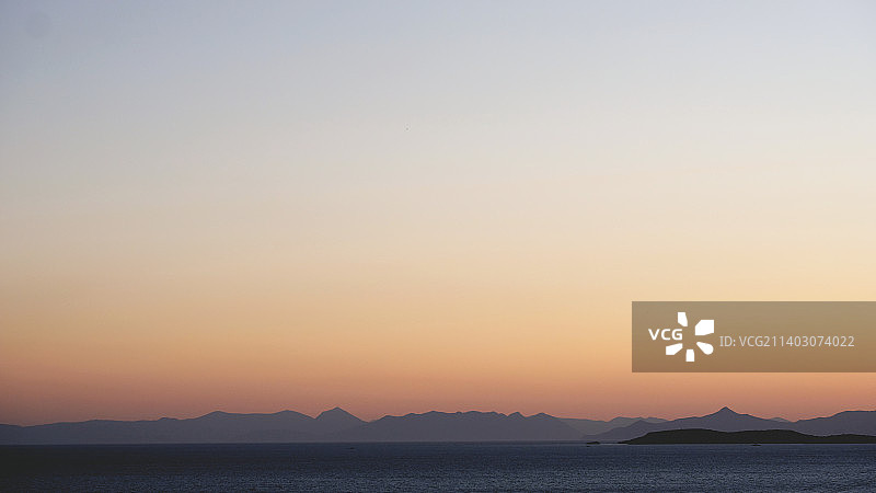 希腊，日落时清澈的天空映衬下的大海风景图片素材