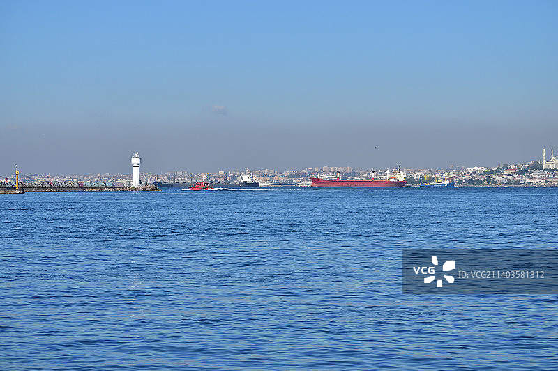 土耳其，湛蓝的天空映衬着美丽的大海图片素材