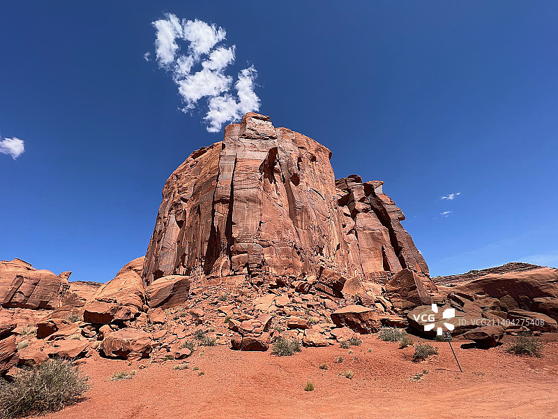 美国亚利桑那州，蓝天下岩石的低角度视图图片素材