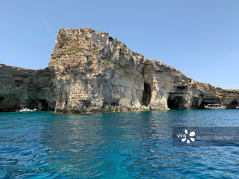 马耳他，湛蓝的天空映衬着美丽的大海图片素材
