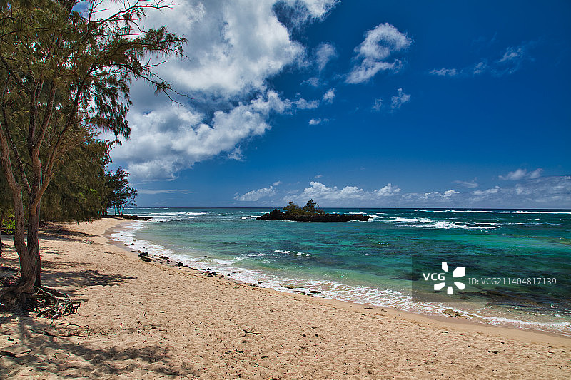 海滩的风景与天空，卡胡库，夏威夷，美国图片素材