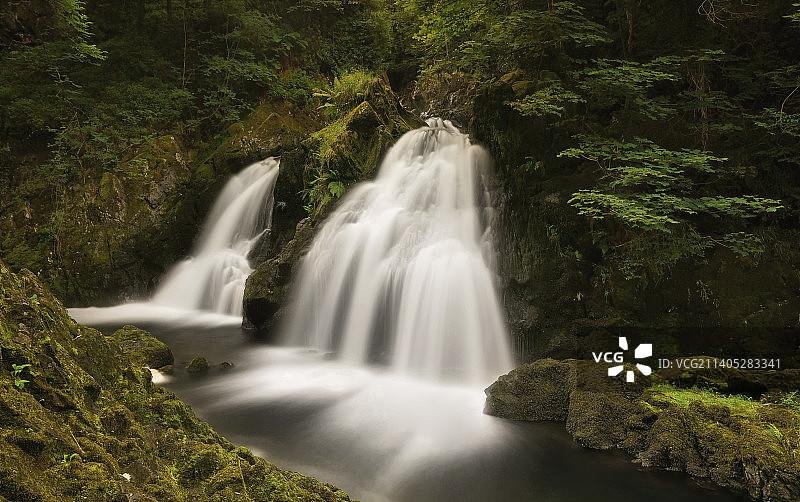 森林里瀑布的风景，布莱塔，安布尔塞德，英国图片素材