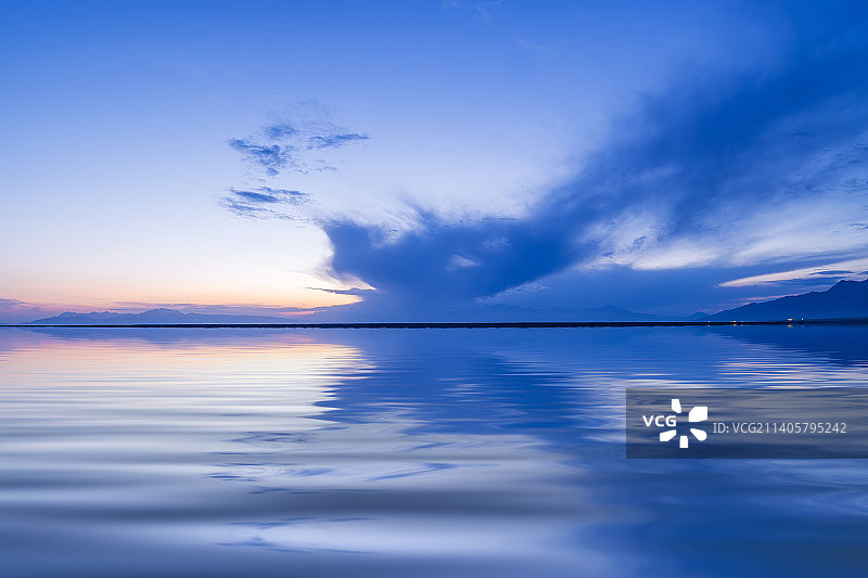 中国新疆博尔塔拉赛里木湖旅游风景区 黄昏夜景蓝调时刻景色图片素材