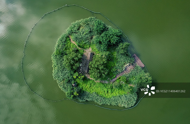从高空拍摄的湖中小岛和栈桥图片素材