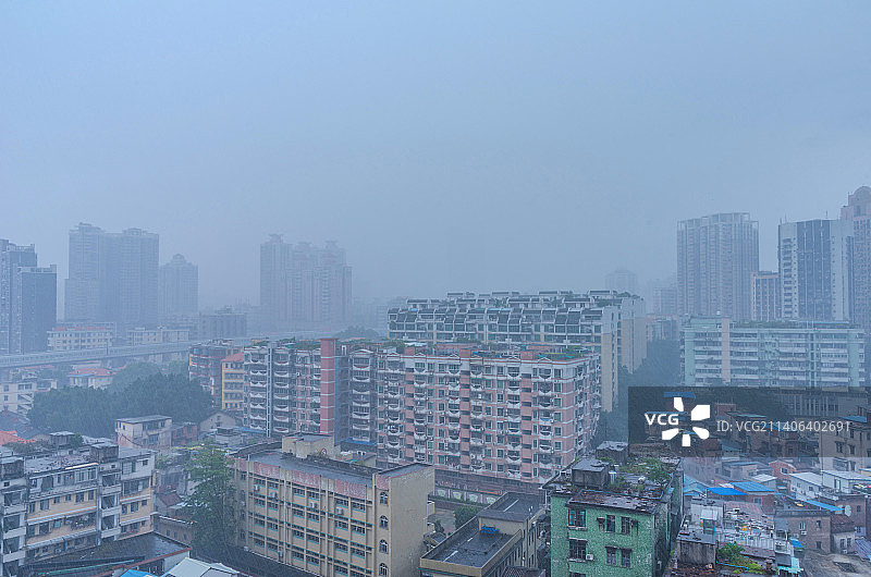 中国广州城市高楼建筑与雨天天气景观图片素材