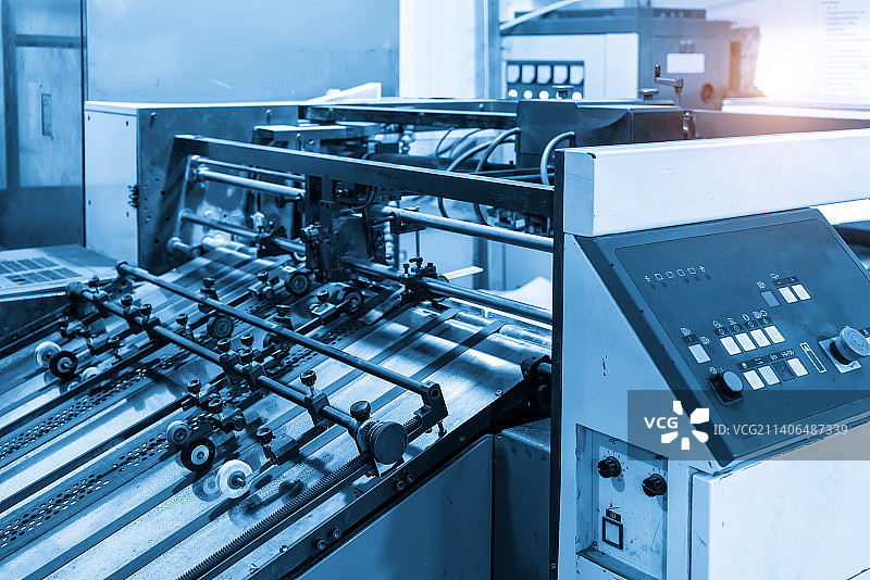 印刷厂印刷机器设备图片素材