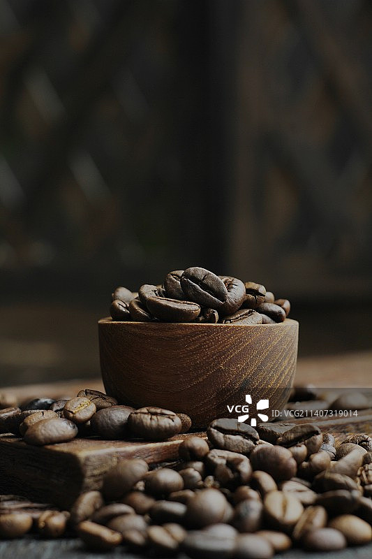 印度尼西亚贝卡西，桌子上杯子里的烘焙咖啡豆特写图片素材