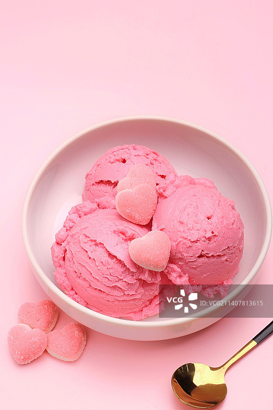 高角视角的冰淇淋在粉红色的背景碗图片素材