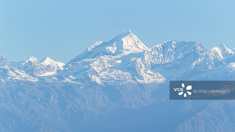 在尼泊尔的纳摩佛，雪山映衬着清澈的蓝天图片素材