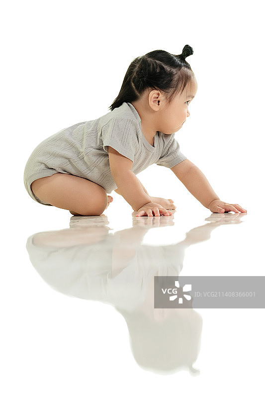 可爱的女宝宝在地板上玩耍图片素材
