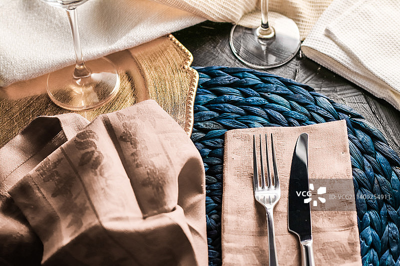 正式的餐桌装饰设置为假日晚餐，豪华餐具图片素材