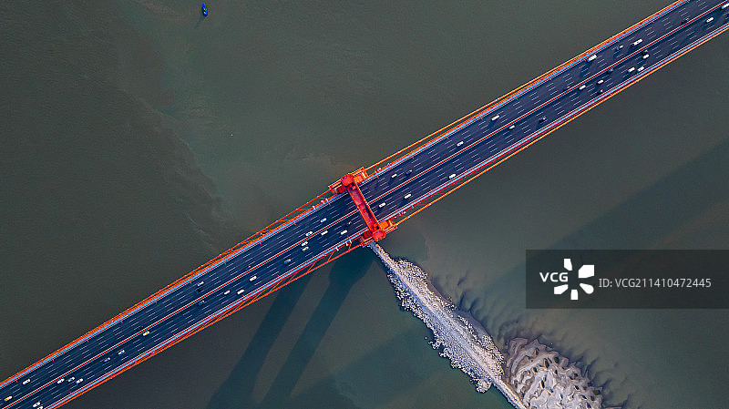 武汉鹦鹉洲长江大桥中心桥墩航拍图片素材