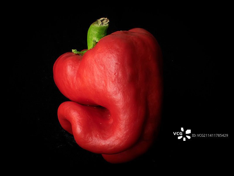 克罗地亚萨格勒布，黑色背景下的红甜椒特写图片素材