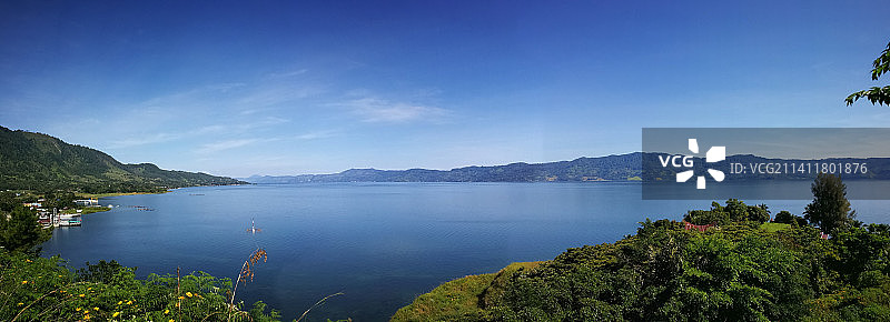 印度尼西亚北苏门答腊岛的多巴湖，蓝天映衬下的湖景图片素材