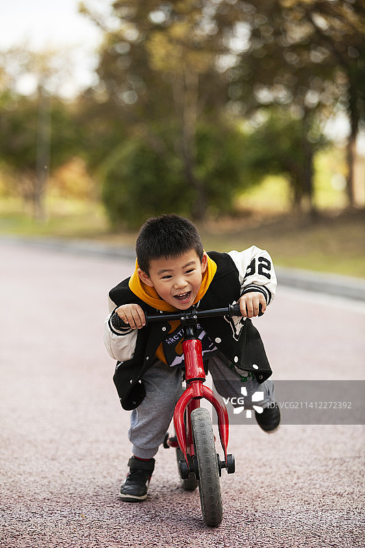 小男孩在郊外骑自行车玩耍图片素材