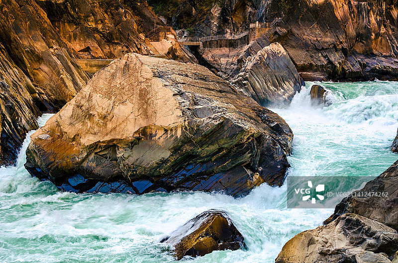 云南香格里拉虎跳峡景区峡谷河流自然风光图片素材