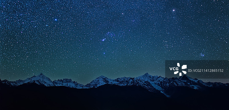 云南梅里雪山上的猎户座星云图片素材