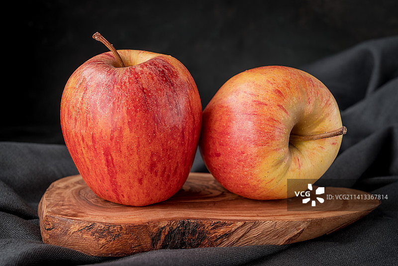 两个新鲜的红苹果放在木板上，英国，英国图片素材