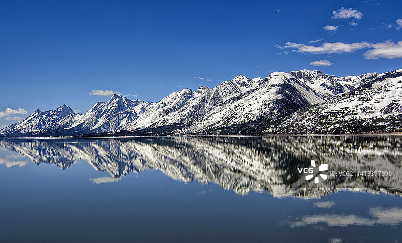 美国怀俄明州大提顿国家公园，蓝天下雪山的风景图片素材