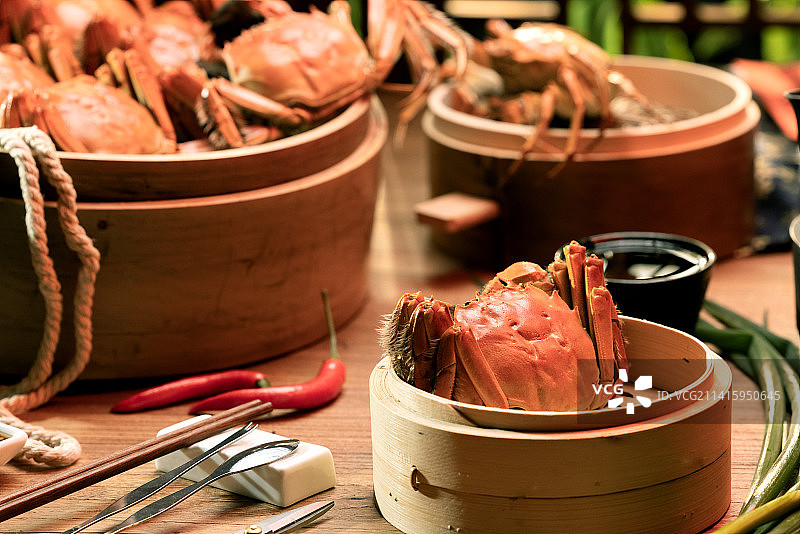 螃蟹蒸笼里的中秋节美食大闸蟹清蒸大闸蟹茶水图片素材