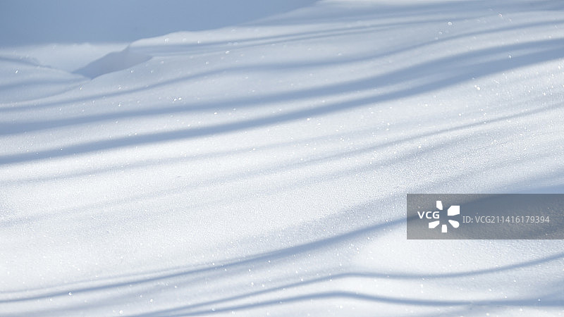 东北哈尔滨雪乡流动状的白雪在阳光的照射下闪光特写图片素材