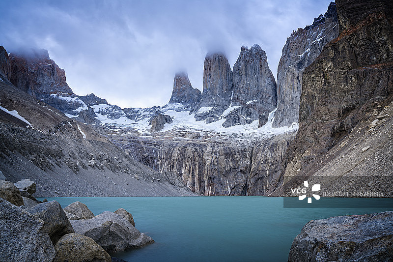 智利，托雷斯·德尔·潘恩国家公园，湖泊和山脉的全景图片素材