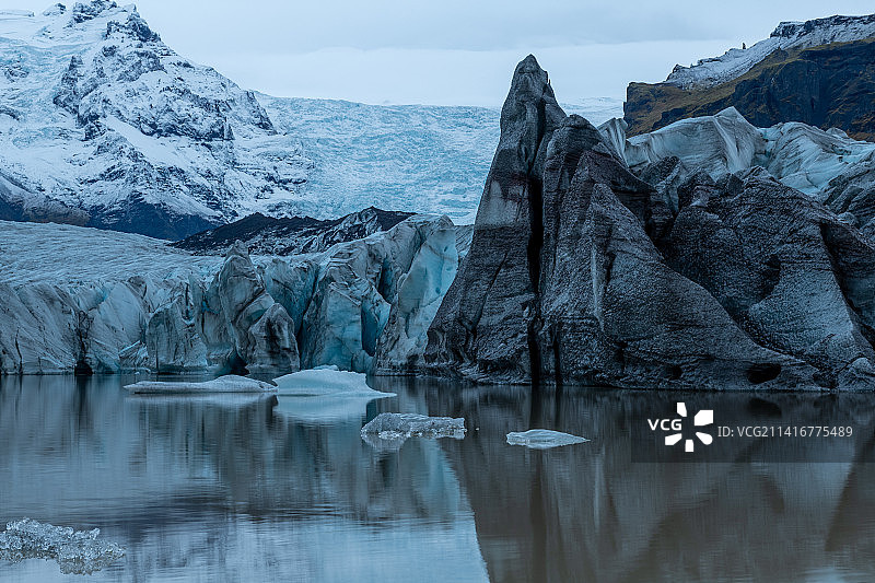 冰岛，天空下冰冻湖的风景图片素材