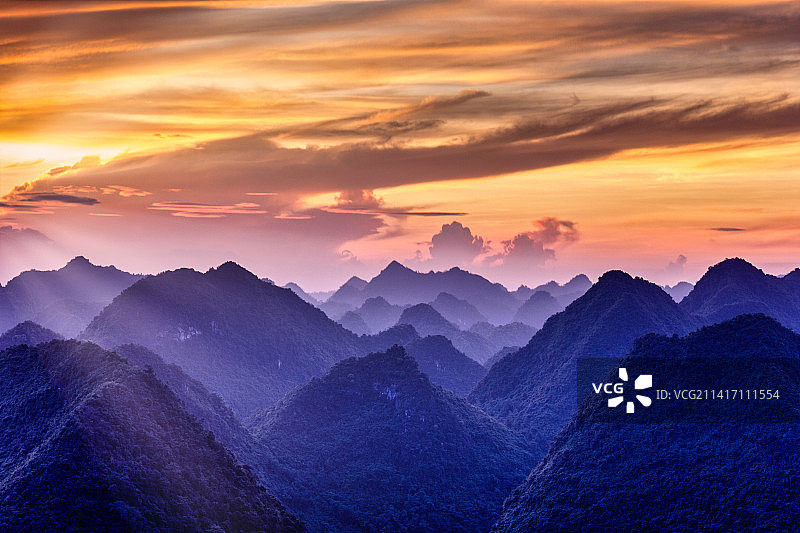 越南谅山北山山谷的宁静景色图片素材