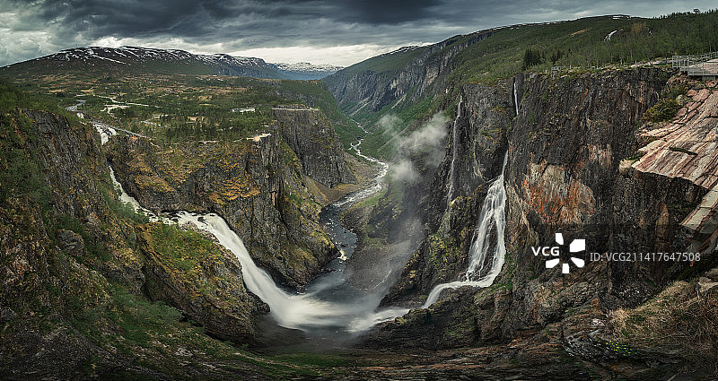 Voringsfossen瀑布在挪威的Hardangervidda国家公园的山谷中，挪威Fosslivegen图片素材