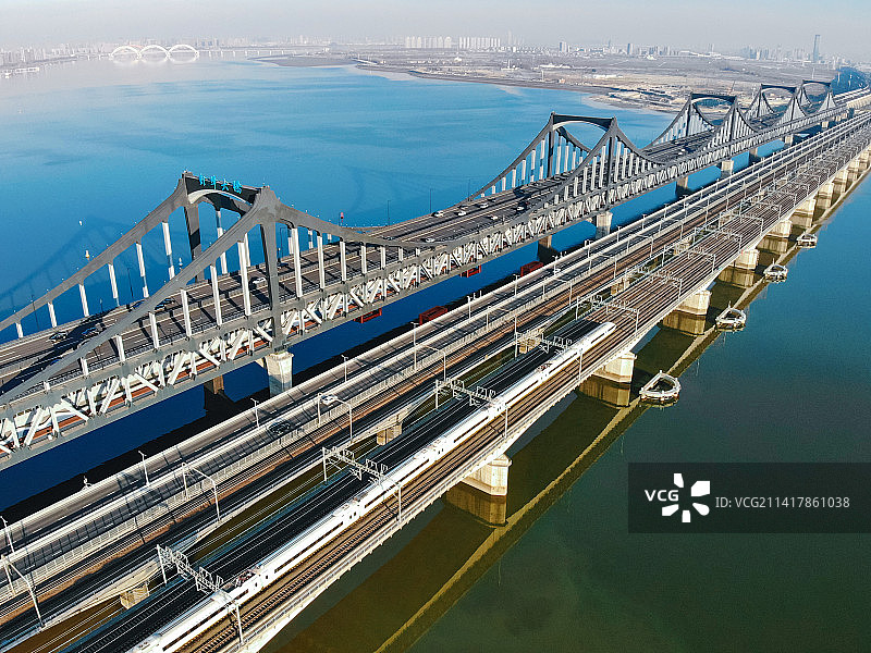 横跨钱塘江的新彭埠大桥图片素材