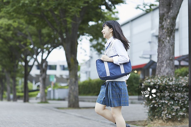 日本高中女生微笑着奔跑图片素材