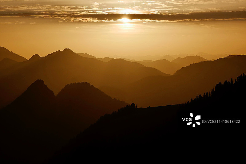 在印度尼西亚，日落期间，山的轮廓在天空下的风景图片素材