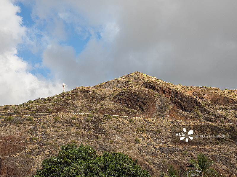 西班牙，特内里费岛的圣克鲁斯，低角度的山对着天空图片素材