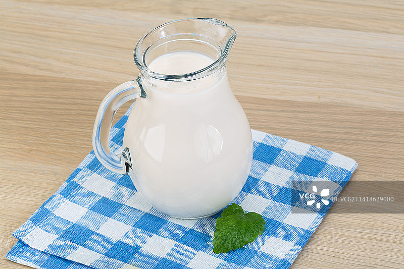 罗马尼亚，桌子上的玻璃杯中的牛奶的高角度视图图片素材