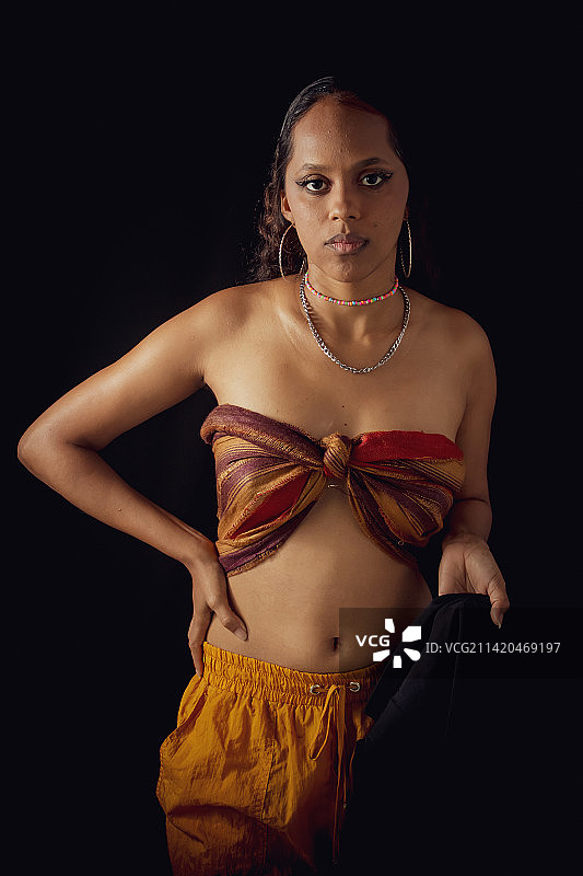 性感的年轻女子站在黑色背景的肖像，阿拉戈斯州，巴西图片素材