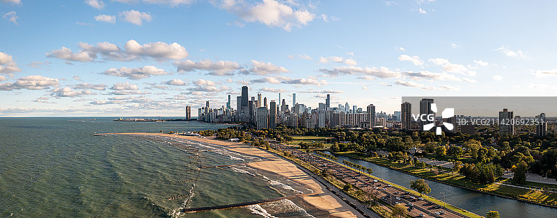 从密歇根湖俯瞰芝加哥市中心天际线的美丽鸟瞰图，芝加哥，伊利诺伊州，美国图片素材