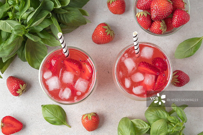 一杯美味的草莓饮料加罗勒籽放在灰色的桌子上，平铺夏日排毒饮料，罗马尼亚图片素材