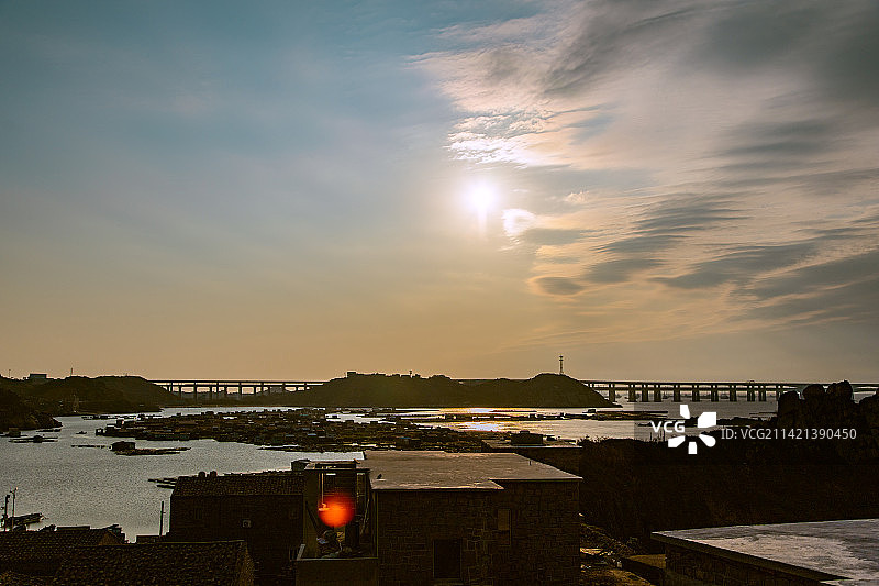 福建省福州市平潭岛-夕阳下海天桥的剪影图片素材