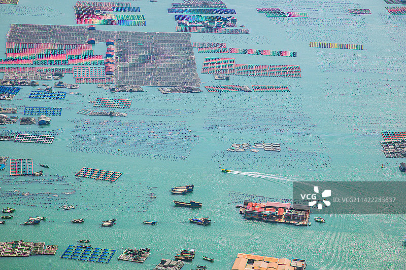 福建省福州市连江县旗冠顶-航拍视角下的海湾渔港图片素材