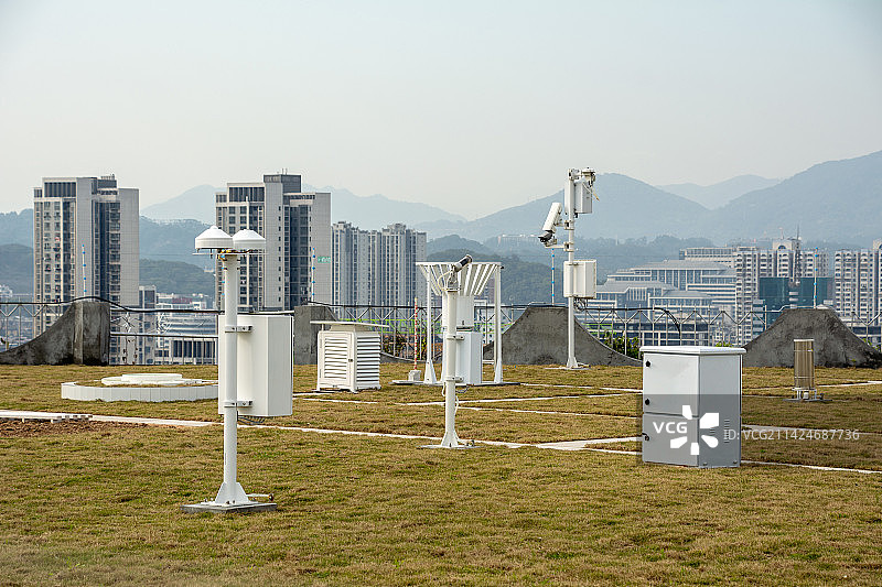 城市山顶气象站与气象监测设备  天气 温度 环境 科学 测量 工具 春天 夏天图片素材
