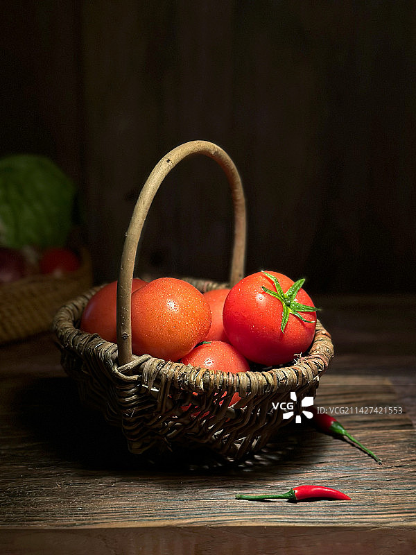桌面上西红柿 番茄 的特写镜头图片素材