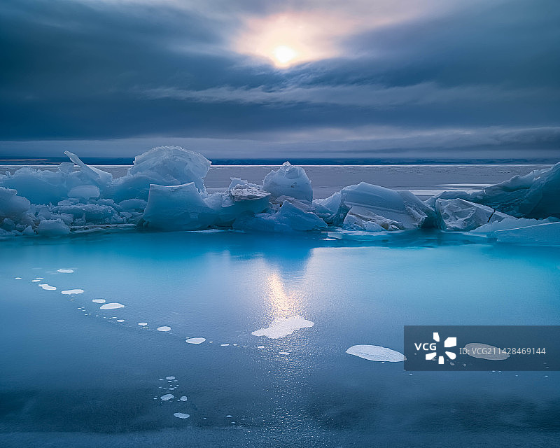 赛里木湖的冰湖日影图片素材
