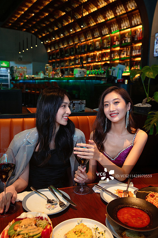 青年女人在酒吧图片素材
