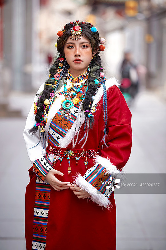 身穿藏族服饰在古城拍照的少女图片素材