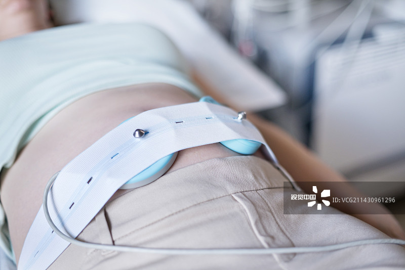 孕妇带胎儿心率监测器图片素材